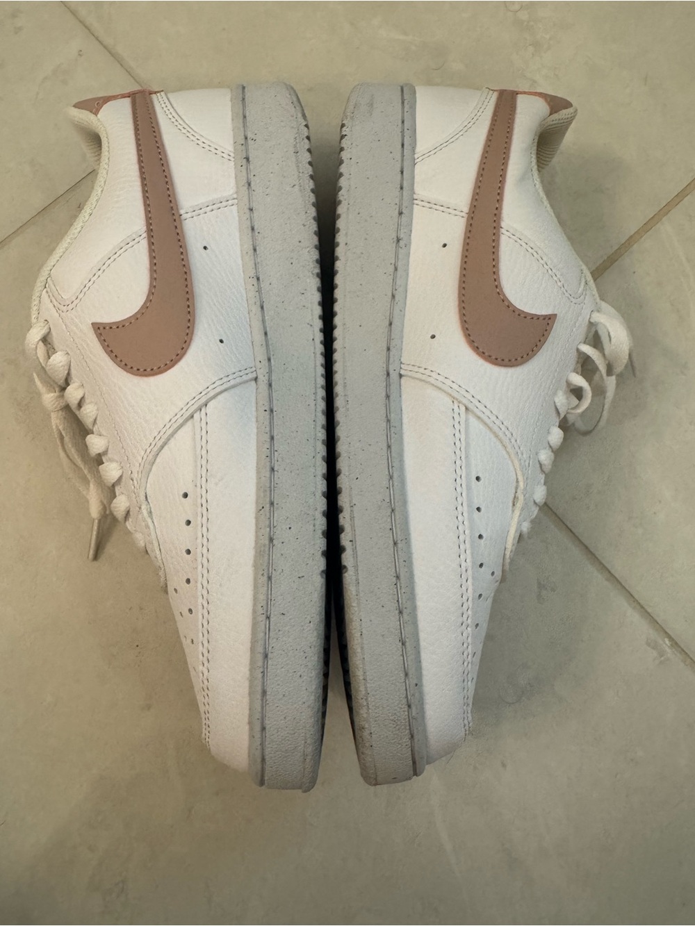 Nike women’s White Leather Sneakers with Peach Swoosh